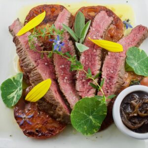 Flanksteak auf Tomatensalat