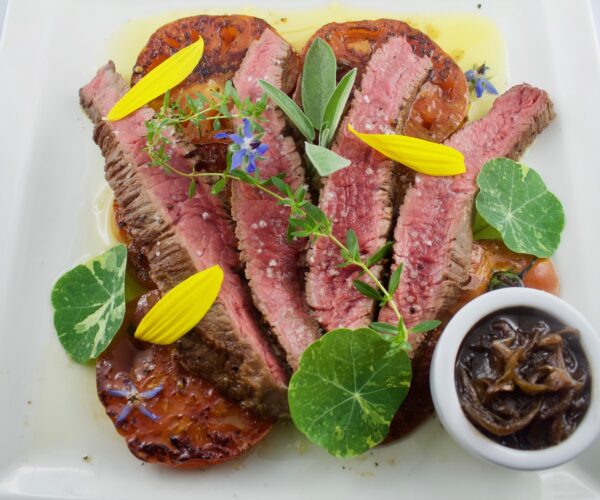 Flanksteak auf Tomatensalat