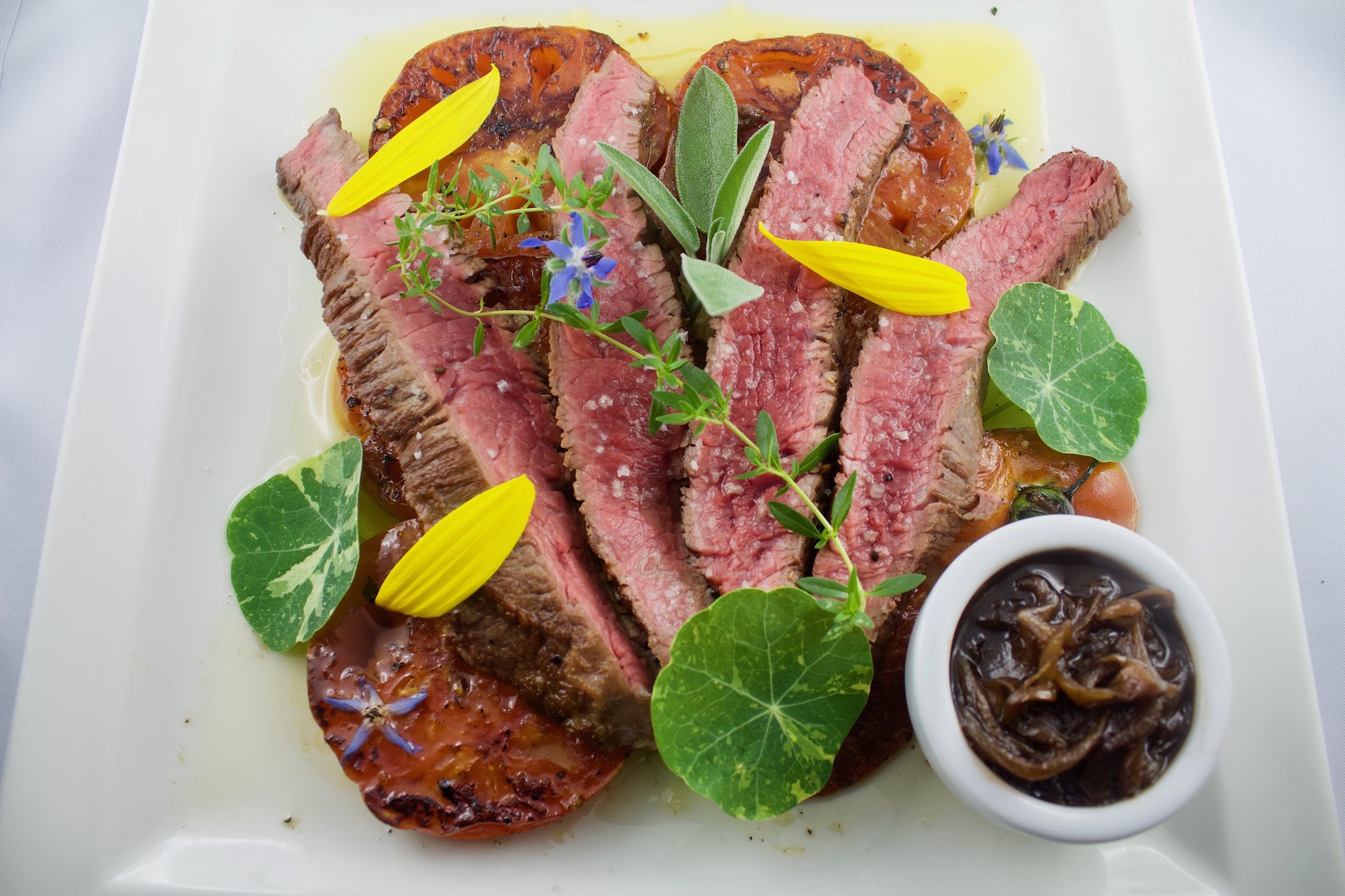 Flanksteak auf gegrillten tomaten Flanksteak auf Tomatensalat
