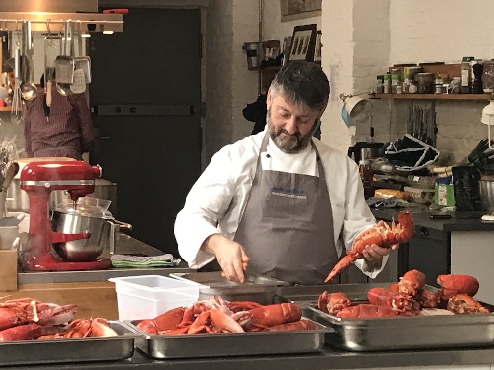 chef mit hummer Claude verarbeitet Hummer