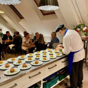 Claude richtet Desserts an