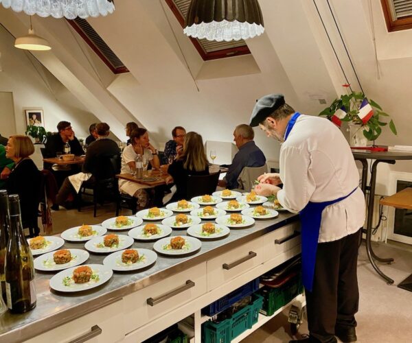 Claude richtet Desserts an