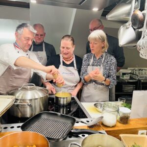 Claude mit Kochschülern